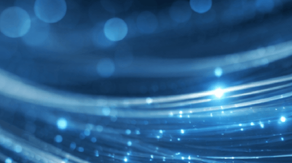 Abstrakt illustrasjon av servere og skyteknologi som viser fleksibel hybrid lagring for bedrifter.