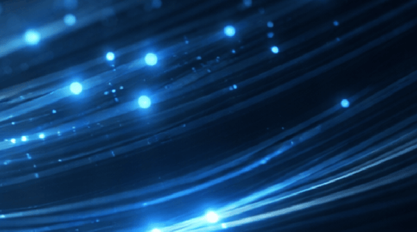 Digital lås og datastrømmer som illustrerer brannmur, backup og beskyttelse mot dataangrep.