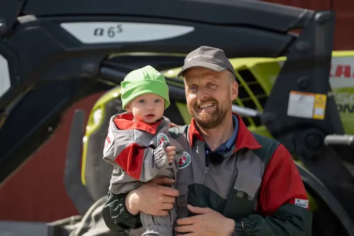 Bonde og superpappa med Duett regnskapsprogram